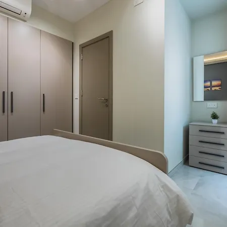 Palm Grove Apartment *